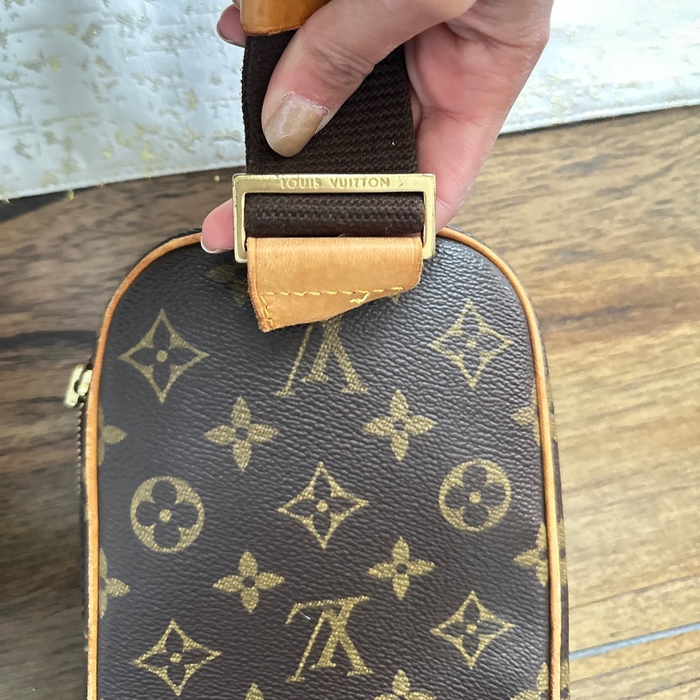 Louis Vuitton Gange Monogram Crossbody - Picture 6 of 16